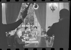 Fotografia "Assembléia Legislativa' Assembléia - Reunião secreta da bancada petebista - CPI etc com a presença do deputado Hercules Correia, com relação á sua prisão no Sindicato dos têxteis)" ([Local n/d] , 1963) [negativo]. / Fotógrafo(a): Paulo Reis.  -- ITEM-0008.