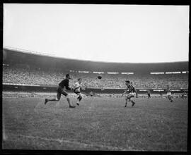 Fotografia "Esporte - Botafogo x Vasco" ([Local n/d] , [Data n/d]) [negativo]. / Fotógrafo(a): [Autoria n/d].  -- ITEM-0002.