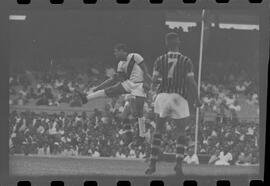 Fotografia "Jogos Campeonato Carioca; 'CAMPEONATO CARIOCA DE 1963' de PROFISSIONAIS (1º Turno) Jogos Vasco x Fluminense (3 x 1) Botafogo x Canto do Rio (3 x 0) America x Madureira (5 x 2) e Olaria x Portuguesa, Reportagem de Esporte" ([Local n/d] , 1963) [negativo]. / Fotógrafo(a): Equipe.  -- ITEM-0131.