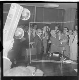 Fotografia "Assuntos diversos diversos em Brasília com o Presidente Jango, Reportagem de Sucursal" ([Local n/d] , 1963) [negativo]. / Fotógrafo(a): Novelli.  -- ITEM-0004.