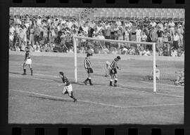 Fotografia "FUTEBOL = 'CAMPEONATO CARIOCA DE PROFISSIONAIS' Jogo Flamengo x Botafogo (3 x 1), America x Portuguesa (2 x 1), Madureira x Bangu (1 x 2), C. Grande x S. Cristovão (1 x 0) e C. Rio x Olaria (1 x 7), Reportagem de Esporte" ([Local n/d] , 1963) [negativo]. / Fotógrafo(a): Equipe.  -- ITEM-0230.