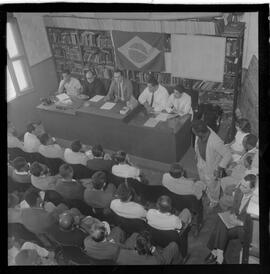 Fotografia "Homenagem ao João Pinheiro Neto, na Vila Portuária, Reportagem de [sem repórter]" ([Local n/d] , 1963) [negativo]. / Fotógrafo(a): Ribeiro.  -- ITEM-0005.