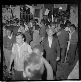 Fotografia "Conflitos' Conflitos - Passeatas - Polícia militar agride povo na Leopoldina - á favor das reformas de bases" ([Local n/d] , 1963) [negativo]. / Fotógrafo(a): Paulo; Venê; André; Alvaro; Pinto.  -- ITEM-0112.