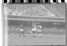 Fotografia "Jogos Campeonato Carioca; 'CAMPEONATO CARIOCA DE 1963' de PROFISSIONAIS (1º Turno) Jogos Vasco x Fluminense (3 x 1) Botafogo x Canto do Rio (3 x 0) America x Madureira (5 x 2) e Olaria x Portuguesa, Reportagem de Esporte" ([Local n/d] , 1963) [negativo]. / Fotógrafo(a): Equipe.  -- ITEM-0059.