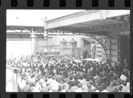 Fotografia "Sindicato dos Ferroviários' Leopoldina - Reunião no Sindicato dos Ferroviários - Volta ao trabalho" ([Local n/d] , 1963) [negativo]. / Fotógrafo(a): Ribeiro.  -- ITEM-0017.