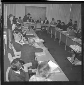 Fotografia "Reunião Secretários de Educação, em Brasília c/ Presid. Jango; Reunião dos Secretários de Educação com o Presidente Jango, em Brasília com a presença do Ministro Paulo de Tarso, Reportagem de Sucrusal [Sucursal]" ([Local n/d] , 1963) [negativo]. / Fotógrafo(a): Novelli.  -- ITEM-0004.