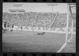 Fotografia "Campeonato Carioca de Profissionais de 63 (1° Turno) Esporte - jogo Fluminense (1 x 0) Bonsucesso" ([Local n/d] , 1963) [negativo]. / Fotógrafo(a): Democrito.  -- ITEM-0100.