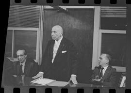 Fotografia "Reunião de Oposição [Portuguesa]; 'MOVIMENTO NACIONAL DE INDEPENDÊNCIA' Reunião da 'OPOSIÇÃO PORTUGUESA' sob a presidência do Gal. Humberto Delgado, comemorando o 5º aniversário da carta protesto dos portugueses a Salazar" ([Local n/d] , 1963) [negativo]. / Fotógrafo(a): L. Pinto.  -- ITEM-0004.