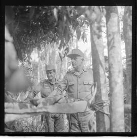 Fotografia "Manobras em Ribeirão das Lages (Paraquedistas: Sobrevivência na Selva operação); 'PARAQUEDISTAS' PARAQUEDISTAS em manobra em Ribeirão das Lages" ([Local n/d] , 1963) [negativo]. / Fotógrafo(a): Méra; Caban.  -- ITEM-0057.