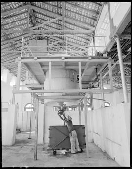 Fotografia "Companhia Brasileira de Óleos Borghi, Reportagem Geral" ([Local n/d] , [Data n/d]) [negativo]. / Fotógrafo(a): Jean Manzon.  -- ITEM-0007.