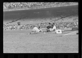 Fotografia "FUTEBOL = 'CAMPEONATO CARIOCA DE PROFISSIONAIS' Jogo Flamengo x Botafogo (3 x 1), America x Portuguesa (2 x 1), Madureira x Bangu (1 x 2), C. Grande x S. Cristovão (1 x 0) e C. Rio x Olaria (1 x 7), Reportagem de Esporte" ([Local n/d] , 1963) [negativo]. / Fotógrafo(a): Equipe.  -- ITEM-0125.