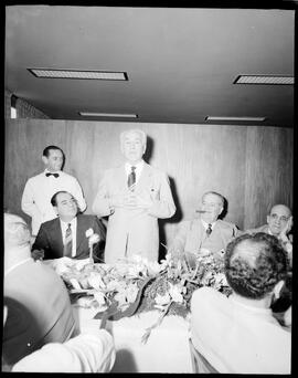 Fotografia "Banquete - 'Última Hora' - classes produtoras e financeiras - Sr. Oswaldo Aranha" ([Local n/d] , [Data n/d]) [negativo]. / Fotógrafo(a): [Autoria n/d].  -- ITEM-0004.