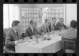 Fotografia "PUBLICIDADES' 'SEMANA DO MEIER' Publicidade - Semana do Meier (Almoço de banqueiros industriais e comerciante, na Churrascaria 'Arco Iris' para estudarem o lançamento da 'Semana do Meier'" ([Local n/d] , 1963) [negativo]. / Fotógrafo(a): Paulo Reis.  -- ITEM-0001.