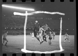 Fotografia "Futebol; 'FUTEBOL = LIBERTADORES DAS AMÉRICAS' Botafogo x Alianza de Lima (2 x 1) (Fases do jogo realizado no Maracanã)" ([Local n/d] , 1963) [negativo]. / Fotógrafo(a): Demócrito.  -- ITEM-0009.