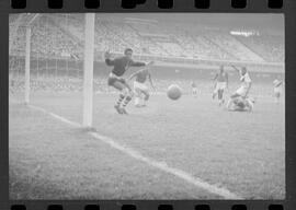 Fotografia "CAMPEONATO CARIOCA DE PROFISSIONAIS DE 1963 (1º TURNO) Jogos - Campeonato Carioca. Flamengo x Madureira (5 x 0) - Vasco x América (2 x 0) e Fluminense x Portuguesa (1 x 1). e Peter Kedzierski, homem voador dos EUA, (Vôo)" ([Local n/d] , 1963) [negativo]. / Fotógrafo(a): Equipe.  -- ITEM-0118.