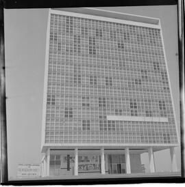 Fotografia "Edifícios' Ed. da Cia. o Vale do Rio Doce em Brasília. (Edifício em Brasília)" ([Local n/d] , 1963) [negativo]. / Fotógrafo(a): Nevile.  -- ITEM-0004.