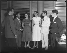 Fotografia "Visita de Miss Universitária a 'Última Hora'" ([Local n/d] , [Data n/d]) [negativo]. / Fotógrafo(a): Milagres - Demócrito.  -- ITEM-0002.