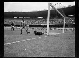 Fotografia "Esporte - Futebol. Canto do Rio x Flamengo" ([Local n/d] , [Data n/d]) [negativo]. / Fotógrafo(a): Domingos.  -- ITEM-0004.