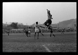 Fotografia "CAMPEONATO CARIOCA DE PROFISSIONAIS DE 1963' (1º TURNO) Jogo Botafogo x Campo Grande (2 x 0)" ([Local n/d] , 1963) [negativo]. / Fotógrafo(a): Demócrito; Ribeiro.  -- ITEM-0022.