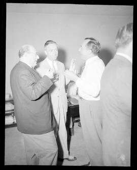 Fotografia "Visita de um jornalista suíço ao jornal 'Última Hora'" ([Local n/d] , [Data n/d]) [negativo]. / Fotógrafo(a): Hélio Santos.  -- ITEM-0006.