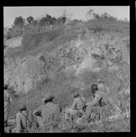 Fotografia "Manobras em Ribeirão das Lages (Paraquedistas: Sobrevivência na Selva operação); 'PARAQUEDISTAS' PARAQUEDISTAS em manobra em Ribeirão das Lages" ([Local n/d] , 1963) [negativo]. / Fotógrafo(a): Méra; Caban.  -- ITEM-0058.