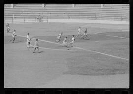 Fotografia "FLUMINENSE F.C.' Treino do Fluminense, Reportagem de Esporte" ([Local n/d] , 1963) [negativo]. / Fotógrafo(a): Democrito.  -- ITEM-0024.