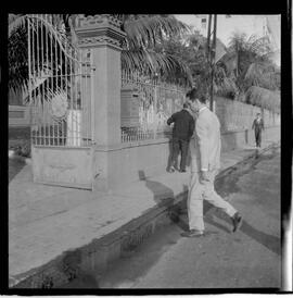 Fotografia "Helio Fernandes na P.E. (Chegada dos advogados, Prado Keli e Prudente de Morais Neto e o presidente do inquérito militar o Gal. Crisanto Figueiredo de Miranda" ([Local n/d] , 1963) [negativo]. / Fotógrafo(a): Rodolfo.  -- ITEM-0008.