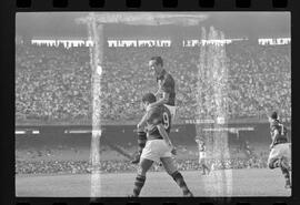 Fotografia "FUTEBOL = 'CAMPEONATO CARIOCA DE PROFISSIONAIS' Jogo Flamengo x Botafogo (3 x 1), America x Portuguesa (2 x 1), Madureira x Bangu (1 x 2), C. Grande x S. Cristovão (1 x 0) e C. Rio x Olaria (1 x 7), Reportagem de Esporte" ([Local n/d] , 1963) [negativo]. / Fotógrafo(a): Equipe.  -- ITEM-0272.