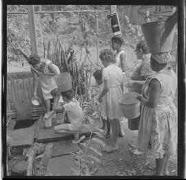 Fotografia "Rept. s/ Falta D'água na ZN c/ Wilson C.; 'FALTA DE ÁGUA' Reportagem c/ 'Falta de Água' na Zona Norte, Reportagem de Wilson Corrêa" ([Local n/d] , 1963) [negativo]. / Fotógrafo(a): Méra.  -- ITEM-0004.