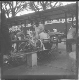 Fotografia "PENITEMCIARIA [PENITENCIÁRIA] CENTRAL' 'DIA DO PAPAI' Dia do Papai no PRESÍDIO (Festividades pelo 'Dia do Papai' na Penitenciária Central', Reportagem de Nelson Silva" ([Local n/d] , 1963) [negativo]. / Fotógrafo(a): Ferreira.  -- ITEM-0012.