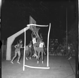 Fotografia "CAMP. BRAS. BASQUETE; 'BASQUETE = CAMPEONATO BRASILEIRO RALIZADO [REALIZADO] EM BRASÍLIA. BRASÍLIA - Campeonato Brasileiro de Basquete (Fases de jogos)" ([Local n/d] , 1963) [negativo]. / Fotógrafo(a): Neville.  -- ITEM-0005.