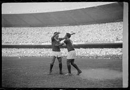 Fotografia "Futebol - R.J. (Copa Rio - 1951) (Maracanã) Juventus 2 (Itália) x Palmeiras 2 (Brasil), Repórter: Equipe, Seção: Esportes" ([Local n/d] , 1951) [negativo]. / Fotógrafo(a): Equipe.  -- ITEM-0018.