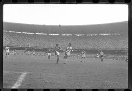 Fotografia "Jogos Campeonato Carioca; 'CAMPEONATO CARIOCA DE 1963' de PROFISSIONAIS (1º Turno) Jogos Vasco x Fluminense (3 x 1) Botafogo x Canto do Rio (3 x 0) America x Madureira (5 x 2) e Olaria x Portuguesa, Reportagem de Esporte" ([Local n/d] , 1963) [negativo]. / Fotógrafo(a): Equipe.  -- ITEM-0073.