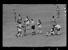 Fotografia "CAMPEONATO CARIOCA DE PROFISSIONAIS DE 1963' (1º Turno) Jogo Vasco da Gama x Olaria (1 x 0) no Maracanã" ([Local n/d] , 1963) [negativo]. / Fotógrafo(a): Demócrito; Ribeiro.  -- ITEM-0043.