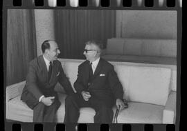 Fotografia "Galeão (João Havelange, Maurice Raskin, Ministro Jorge Lampreia com o embaixador Sloven Smedlaka); fot. 1 MAURICE RASKIN, fot. 2 HAVELANGE, fot. 3 - Ministro Jorge Lampreia, - Emb. SLOVEN SMODLAKA, Reportagem de Setorista" ([Local n/d] , 1963) [negativo]. / Fotógrafo(a): Setorista.  -- ITEM-0003.