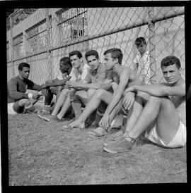 Fotografia "AMERICA F.C.' Rep. c/ Treino do America e reportagem com o goleiro Pompeia em companhia do técnico Daniel Pinto), Reportagem de Esporte" ([Local n/d] , 1963) [negativo]. / Fotógrafo(a): Democrito.  -- ITEM-0009.