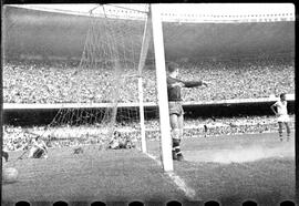 Fotografia "Futebol - R.J. (Campeonato Carioca - Jogo Botafogo x Fluminense), Seção: Esportes" ([Local n/d] , [Data n/d]) [negativo]. / Fotógrafo(a): Equipe.  -- ITEM-0085.