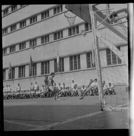 Fotografia "PENITEMCIARIA [PENITENCIÁRIA] CENTRAL' 'DIA DO PAPAI' Dia do Papai no PRESÍDIO (Festividades pelo 'Dia do Papai' na Penitenciária Central', Reportagem de Nelson Silva" ([Local n/d] , 1963) [negativo]. / Fotógrafo(a): Ferreira.  -- ITEM-0002.