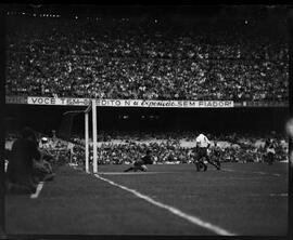 Fotografia "Esporte - Futebol Vasco x Nacional" ([Local n/d] , [Data n/d]) [negativo]. / Fotógrafo(a): Equipe.  -- ITEM-0011.