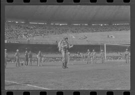 Fotografia "CAMPEONATO CARIOCA DE PROFISSIONAIS DE 1963 (1º TURNO) Jogos - Campeonato Carioca. Flamengo x Madureira (5 x 0) - Vasco x América (2 x 0) e Fluminense x Portuguesa (1 x 1). e Peter Kedzierski, homem voador dos EUA, (Vôo)" ([Local n/d] , 1963) [negativo]. / Fotógrafo(a): Equipe.  -- ITEM-0022.