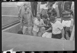 Fotografia "FUTEBOL = 'CAMPEONATO CARIOCA DE PROFISSIONAIS' Jogo Flamengo x Botafogo (3 x 1), America x Portuguesa (2 x 1), Madureira x Bangu (1 x 2), C. Grande x S. Cristovão (1 x 0) e C. Rio x Olaria (1 x 7), Reportagem de Esporte" ([Local n/d] , 1963) [negativo]. / Fotógrafo(a): Equipe.  -- ITEM-0275.