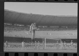 Fotografia "CAMPEONATO CARIOCA DE PROFISSIONAIS DE 1963 (1º TURNO) Jogos - Campeonato Carioca. Flamengo x Madureira (5 x 0) - Vasco x América (2 x 0) e Fluminense x Portuguesa (1 x 1). e Peter Kedzierski, homem voador dos EUA, (Vôo)" ([Local n/d] , 1963) [negativo]. / Fotógrafo(a): Equipe.  -- ITEM-0024.