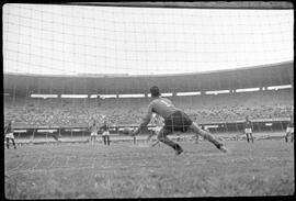 Fotografia "Futebol - Jogo - Botafogo x América" ([Local n/d] , [Data n/d]) [negativo]. / Fotógrafo(a): José Casal.  -- ITEM-0012.