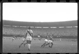 Fotografia "Jogos Campeonato Carioca; 'CAMPEONATO CARIOCA DE 1963' de PROFISSIONAIS (1º Turno) Jogos Vasco x Fluminense (3 x 1) Botafogo x Canto do Rio (3 x 0) America x Madureira (5 x 2) e Olaria x Portuguesa, Reportagem de Esporte" ([Local n/d] , 1963) [negativo]. / Fotógrafo(a): Equipe.  -- ITEM-0245.