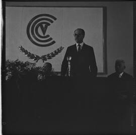 Fotografia "CONGRESSO DA LBA EM VITÓRIA ( e OUTROS ASSUNTOS); 'SEMINÁRIO REGIONAL DA L.B.A' 'LEGIÃO BRASILEIRA DE ASSISTÊNCIA' VITÓRIA - Congresso da LBA e outras reportagens sob a presidência da Sa. Maria Teresa Goulart, e representantes de todo país, realiza-se em Vitória o Seminário Regional da LBA (IV)" ([Local n/d] , 1963) [negativo]. / Fotógrafo(a): David Halfon; Part..  -- ITEM-0029.