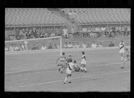 Fotografia "CAMPEONATO CARIOCA DE PROFISSIONAIS DE 1963' (1º Turno) Jogo Vasco da Gama x Olaria (1 x 0) no Maracanã" ([Local n/d] , 1963) [negativo]. / Fotógrafo(a): Demócrito; Ribeiro.  -- ITEM-0003.