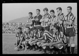 Fotografia "CAMPEONATO CARIOCA DE PROFISSIONAIS DE 1963' (1º TURNO) Jogo Botafogo x Campo Grande (2 x 0)" ([Local n/d] , 1963) [negativo]. / Fotógrafo(a): Demócrito; Ribeiro.  -- ITEM-0007.