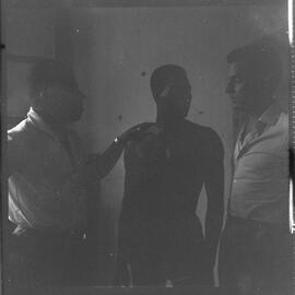 Fotografia "Serviço na Redação, [Reportagem?] com Carlos Renato - c/ Santana para a luta c/ Robson" ([Local n/d] , [Data n/d]) [negativo]. / Fotógrafo(a): Demócrito.  -- ITEM-0005.