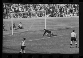 Fotografia "FUTEBOL = 'CAMPEONATO CARIOCA DE PROFISSIONAIS' Jogo Flamengo x Botafogo (3 x 1), America x Portuguesa (2 x 1), Madureira x Bangu (1 x 2), C. Grande x S. Cristovão (1 x 0) e C. Rio x Olaria (1 x 7), Reportagem de Esporte" ([Local n/d] , 1963) [negativo]. / Fotógrafo(a): Equipe.  -- ITEM-0118.