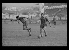 Fotografia "FUTEBOL = FLAMENGO F.C.' treino do Flamengo no Campo do Vasco da Gama" ([Local n/d] , 1963) [negativo]. / Fotógrafo(a): Demócrito Bezerra.  -- ITEM-0008.